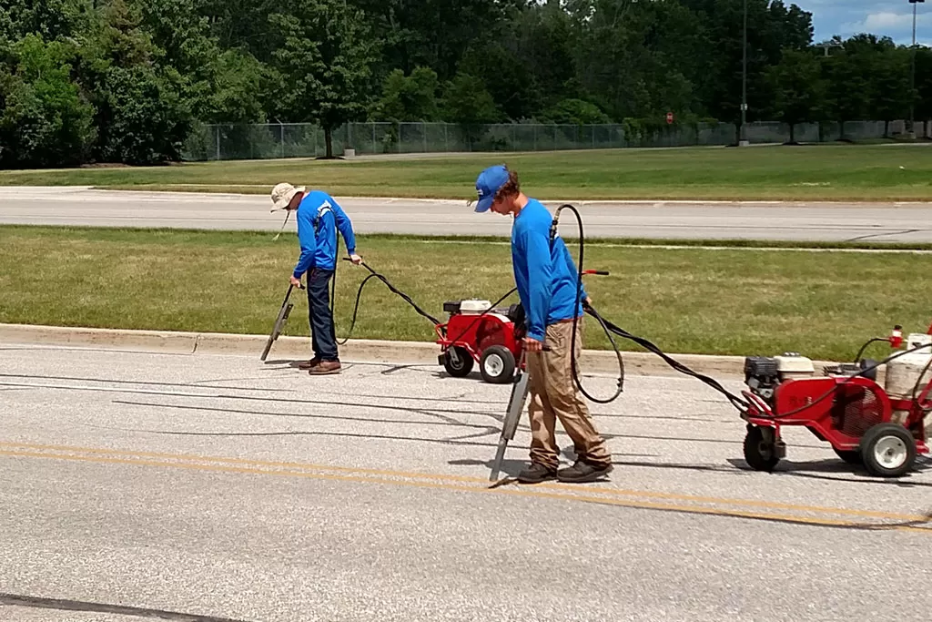 Crack Filling Asphalt1